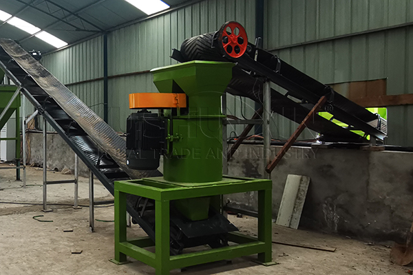 Vertical crusher for large scale biofertilizer manfuacturing